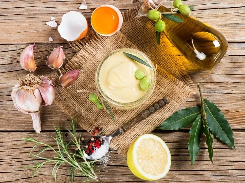Maionese fatta in casa alle olive verdi e nere con olio Cristofaro