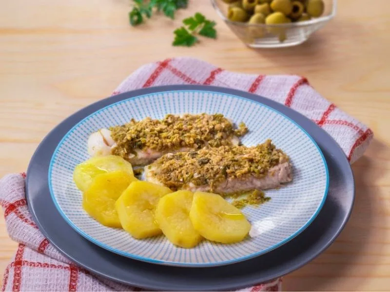 Filetti di merluzzo cotti con patè di olive pugliesi e erbe aromatiche