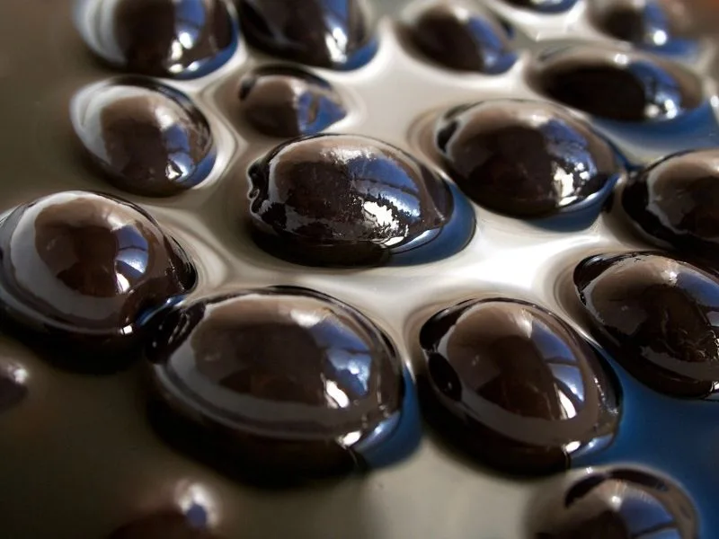 Olive verdi appena raccolte pronte per la preparazione in salamoia con soda