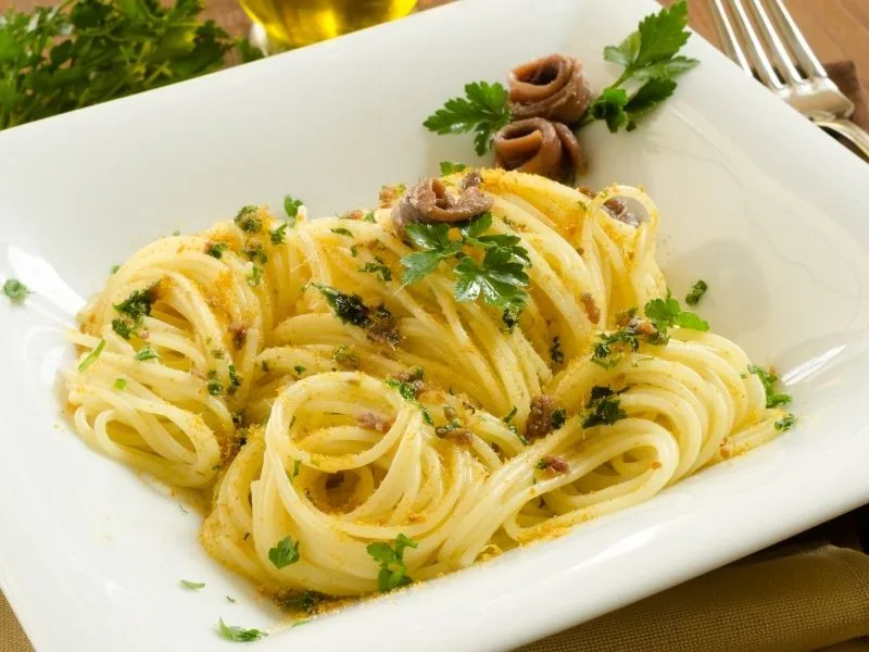 Pasta condita con acciughe sott'olio, aglio e pangrattato tostato