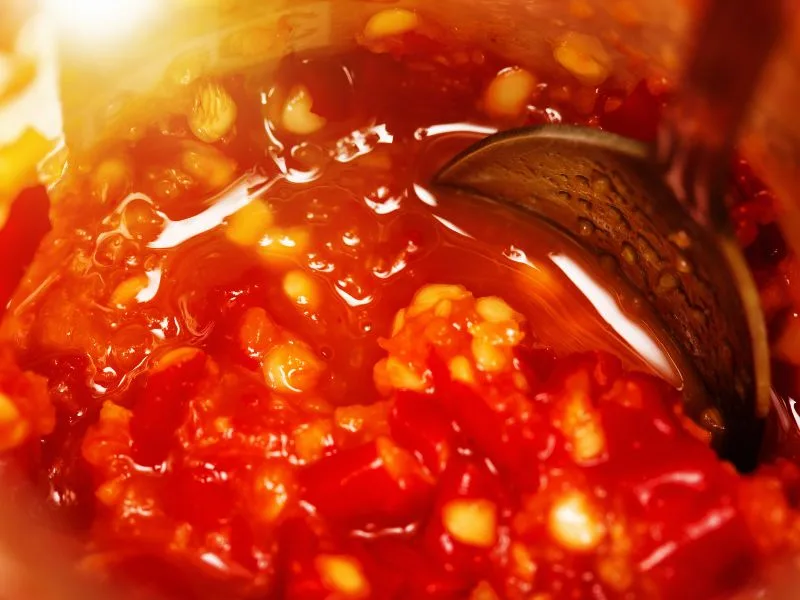 Peperoncino tritato sott'olio pronto per la conservazione, preparato con olio extravergine Olio Cristofaro