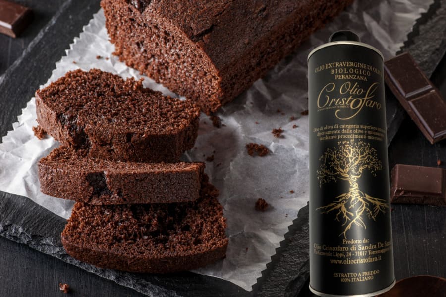 Tortino al cioccolato con cuore fondente preparato con olio extravergine di oliva