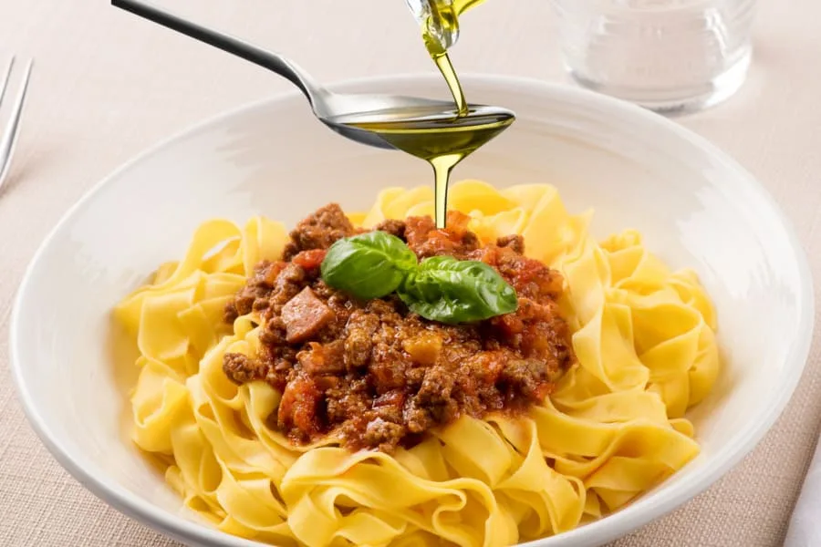 Ragù di carne fatto sobbollire lentamente con olio extravergine di oliva