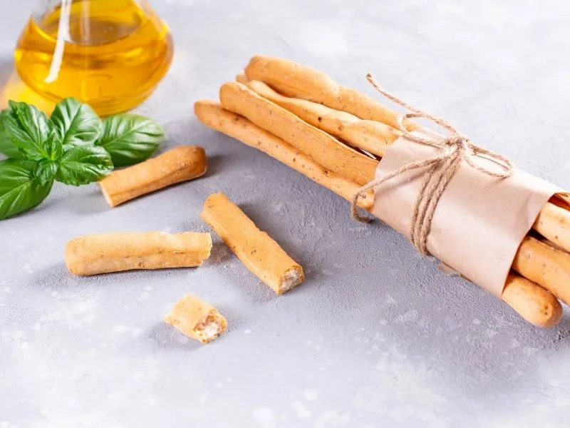 Grissini all'olio extravergine di oliva fatti in casa con semi di sesamo