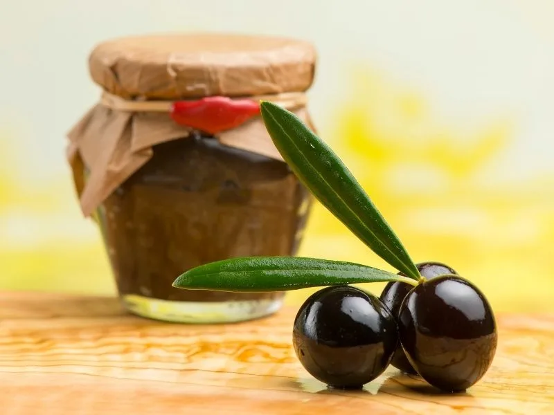 Vasetti di marmellata di olive nere fatta in casa