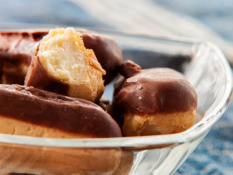 Éclair farciti disposti su un vassoio, ricetta con olio extravergine di oliva pugliese