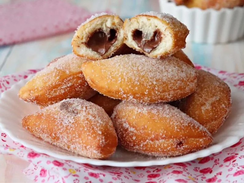 Panzerotti dorati alla Nutella fritti in olio extravergine di oliva