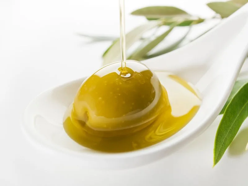 Bottiglie di olio extravergine di oliva Olio Cristofaro in frantoio