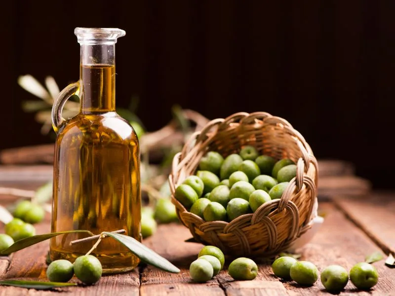 Bottiglia di olio extravergine d'oliva Cristofaro pronta per l'uso in cucina e in cosmesi naturale