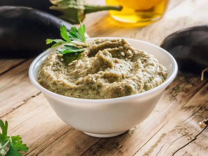 Pesto di melanzane cremoso servito con un filo di olio extravergine di oliva nuovo