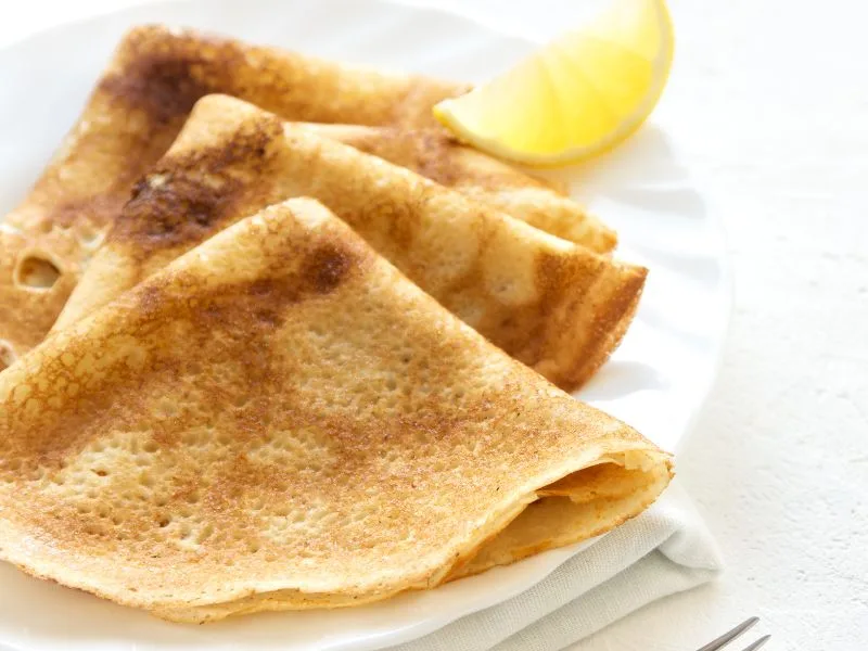 Crepes appena preparate con olio extravergine di oliva, pronte per essere farcite