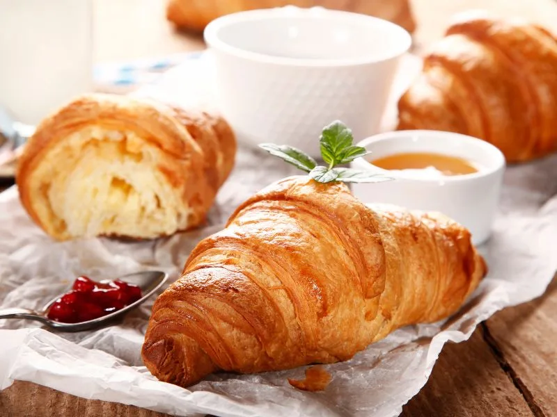 Croissant dorati preparati con olio extravergine di oliva Cristofaro