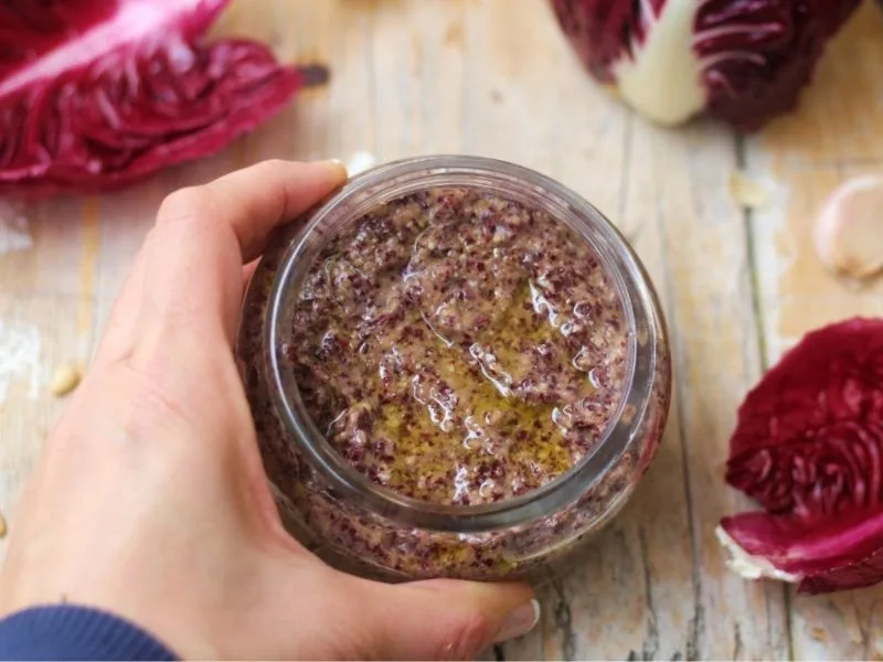 Pesto di radicchio rosso con olio extravergine di oliva servito in ciotola
