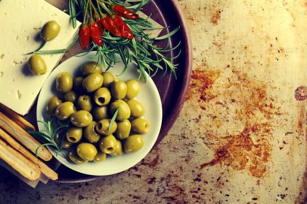 Olive schiacciate pronte da condire secondo la ricetta tradizionale pugliese