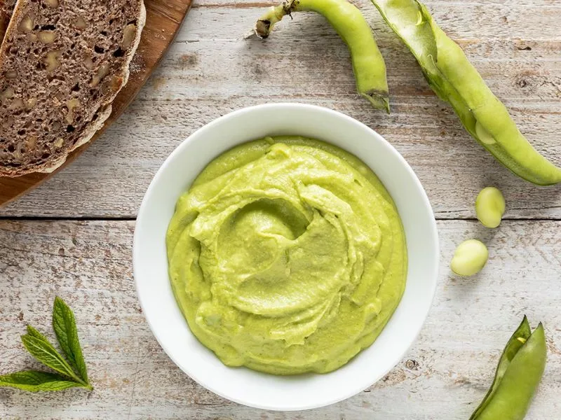 Pesto di fave fresche condito con olio extravergine di oliva pugliese