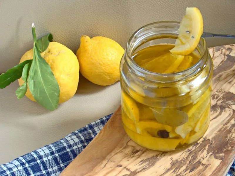 Limoni sott'olio extravergine in un barattolo di vetro, pronti per essere gustati