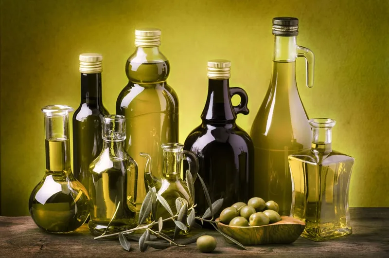 Bottiglie di olio a basso prezzo esposte su scaffale di supermercato
