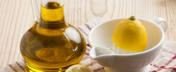 Un cucchiaio di olio extravergine di oliva pronto per essere bevuto a digiuno