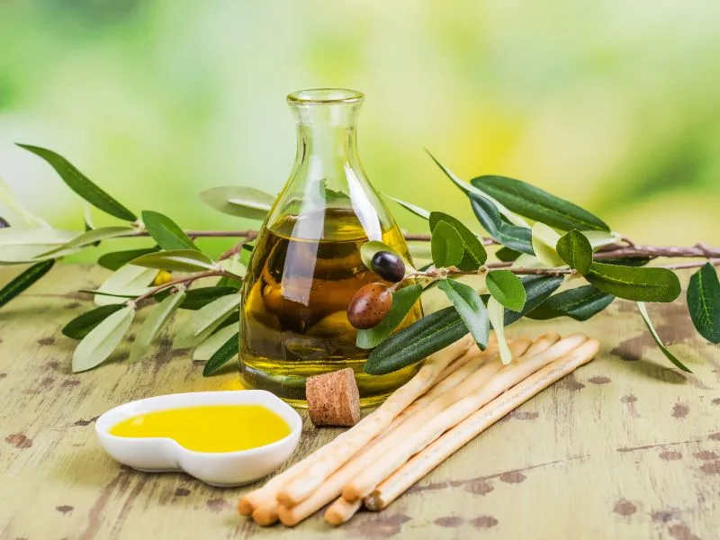 Uliveto biologico pugliese immerso nella natura, simbolo della biodiversità che genera l'olio extravergine di Olio Cristofaro
