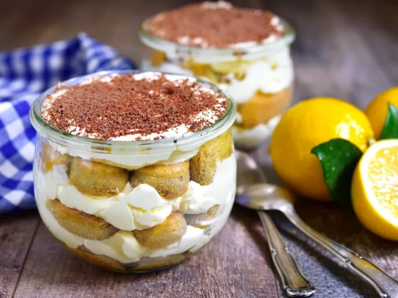 Tiramisù con olio extravergine di oliva e limone servito in coppa elegante