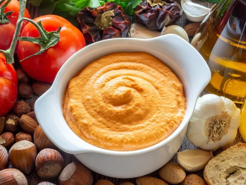 Salsa Romesco preparata con olio extravergine di oliva, pomodori e peperoni arrostiti