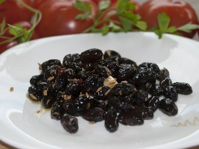 Olive nere al forno raggrinzite pronte da servire