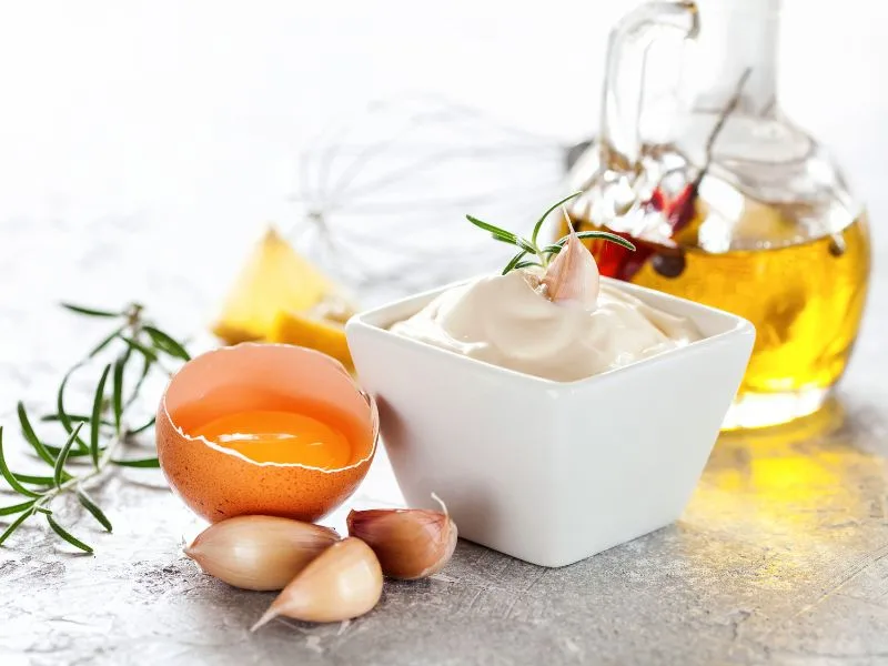 Ciotola di salsa Aioli preparata con Olio Extravergine di Oliva Pugliese