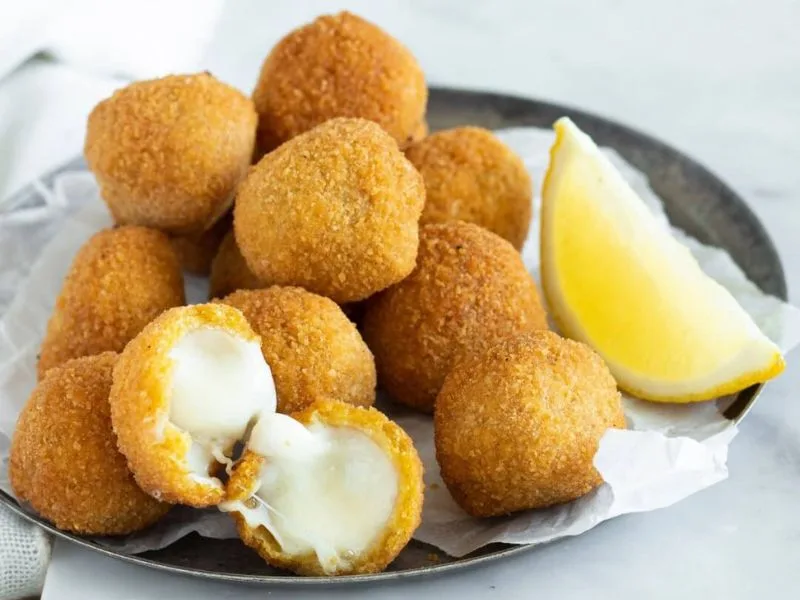 Olive ascolane vegetariane con cuore di mozzarella fritte, servite con olio extravergine di oliva