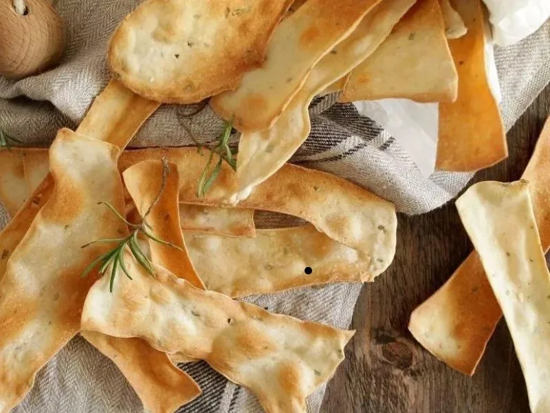 Sfogliatine croccanti all'olio evo e rosmarino appena sfornate