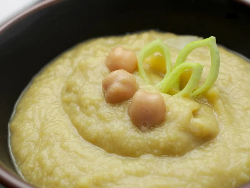 Crema di ceci servita in una ciotola con un filo di olio extravergine di oliva
