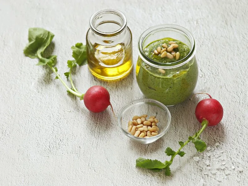 Pesto di ravanelli con olio extravergine di oliva servito in ciotola