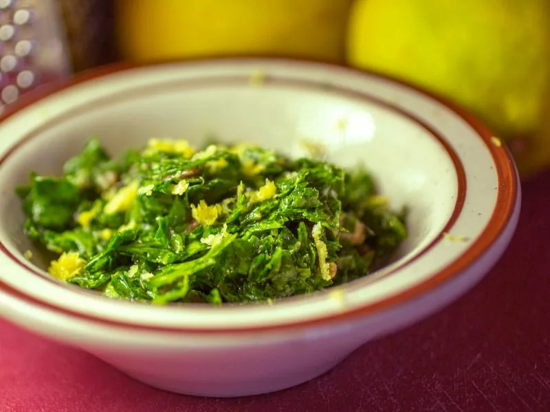 Gremolata fresca con prezzemolo, aglio e scorza di limone condita con olio extravergine di oliva
