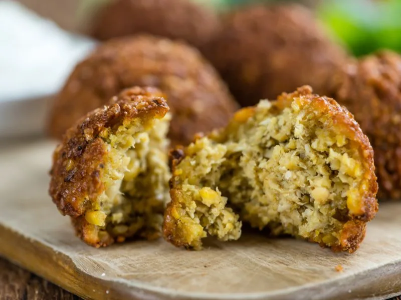 Falafel dorati e croccanti fritti con olio extravergine di oliva pugliese