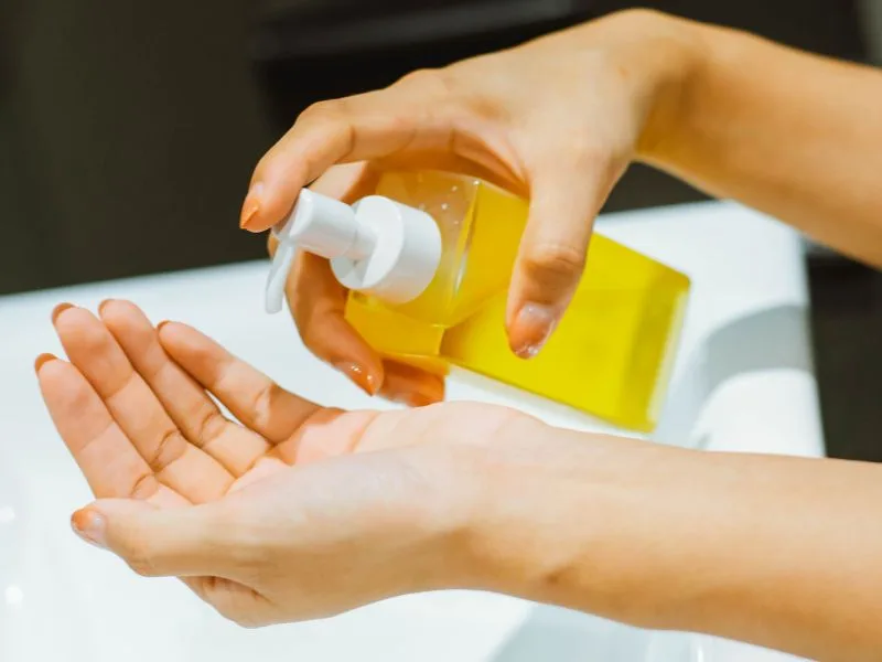 Flacone di detergente intimo naturale con olio d'oliva e fiori di lavanda
