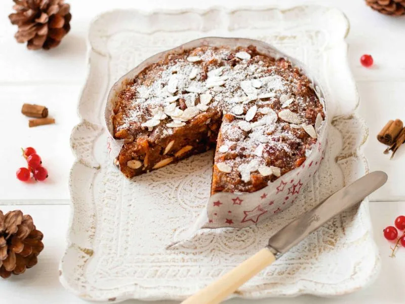 Panforte con olio d'oliva e frutta secca appena sfornato, spolverato di zucchero a velo