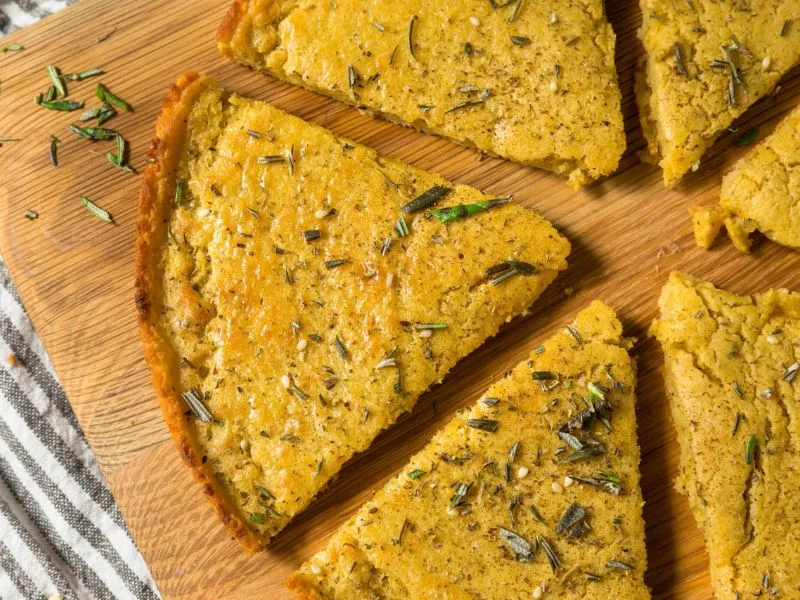 Farinata di ceci dorata condita con olio extravergine di oliva