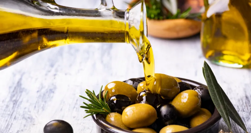 Frantoio moderno e uliveto pugliese, simbolo dell'innovazione nella produzione di olio extravergine