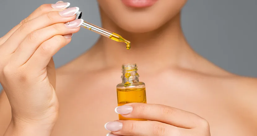 Gocce di olio extravergine di oliva usate come trattamento naturale per la pelle