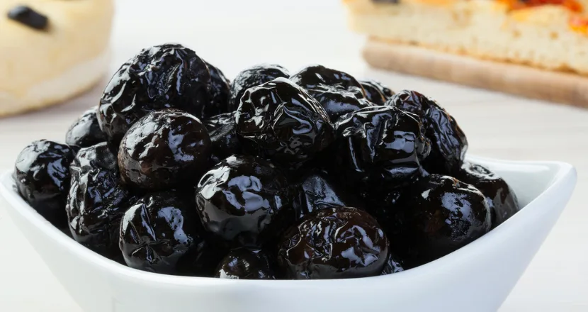 Teglia di olive verdi al forno con aglio, rosmarino e olio extravergine