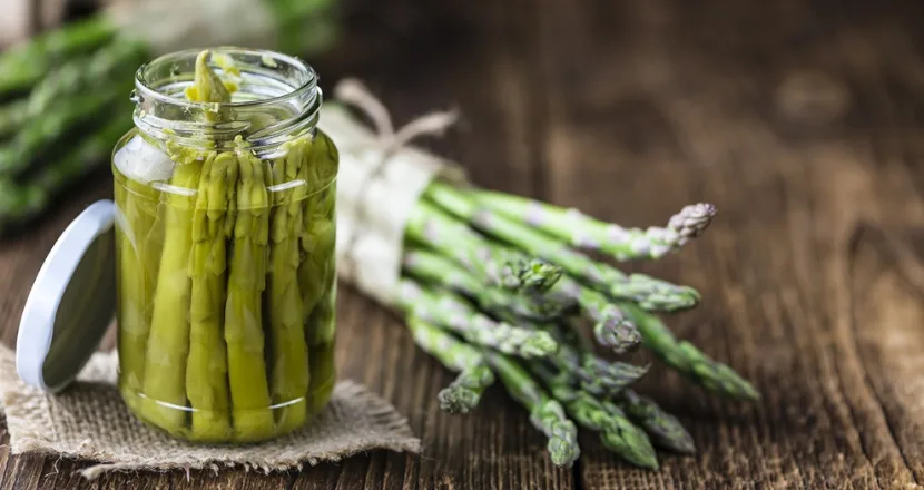 Barattolo di asparagi selvatici sott'olio fatti in casa