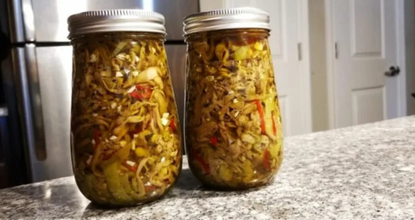 Melanzane sott'olio alla napoletana disposte in barattoli di vetro