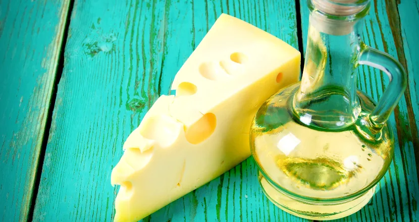Tagliere di formaggi italiani abbinati a olio extravergine di oliva