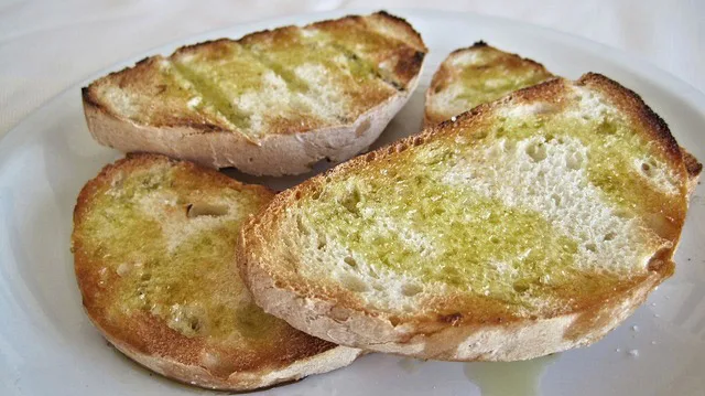 Cucchiaio di olio extravergine di oliva versato, simbolo di alimentazione protettiva