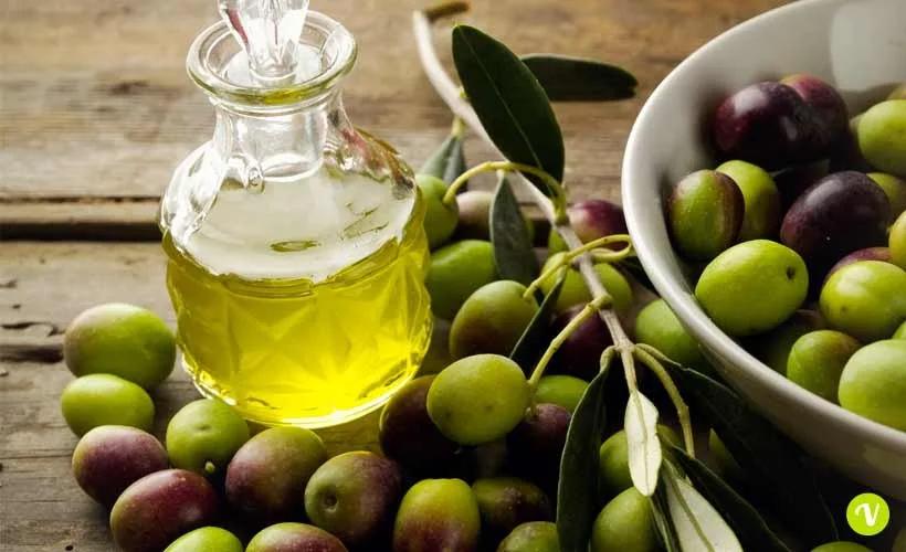 Bottiglie di olio extravergine con etichetta in fase di controllo qualità