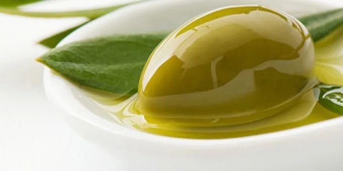 Bottiglia di olio extravergine di oliva Cristofaro, simbolo di prevenzione cardiovascolare