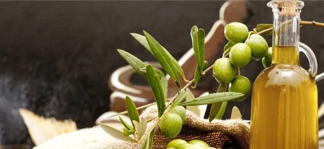 Bottiglia di olio extravergine di oliva versato, ricco di vitamina K