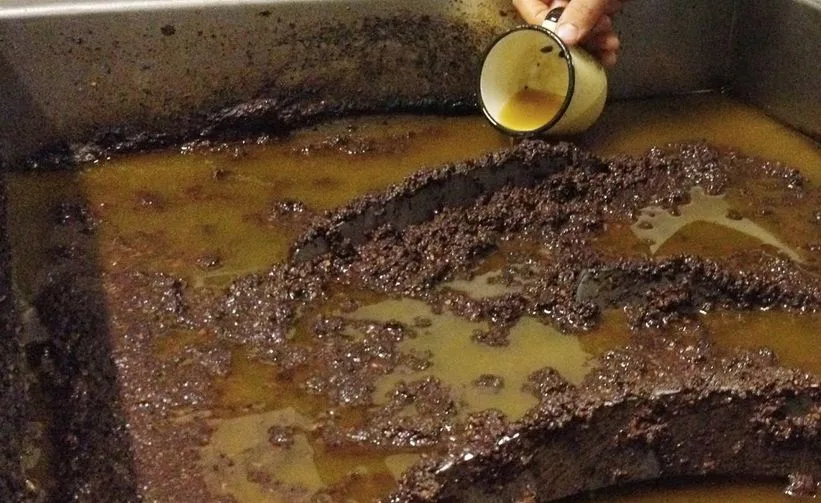 Olio extravergine affiorato che si raccoglie sulla superficie della pasta di olive dopo la frangitura