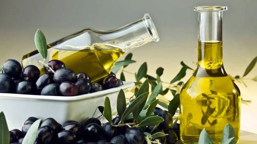 Bottiglia di olio extravergine di oliva Cristofaro conservata al riparo dalla luce