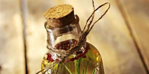 Olio extravergine aromatizzato con spezie e bacche di ginepro in bottiglia