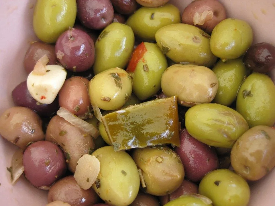 Olive fresche e piatti pugliesi preparati con le olive